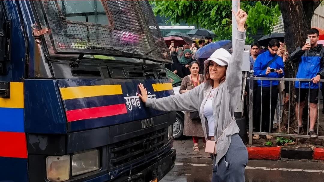 നീറ്റ് പരീക്ഷാ ക്രമക്കേടിനെതിരെ പ്രതിഷേധം; പൊലീസ് വാൻ തടഞ്ഞ യുവതി സോഷ്യൽ മീഡിയയിൽ വൈറൽ